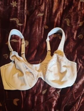 Glamorise Ivory Lace Full-Coverage Underwire Bra